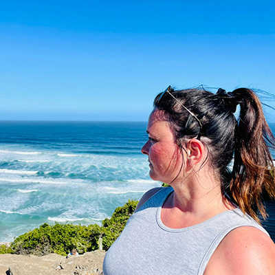 Melanie die kijkt over de woeste zee bij Robberg nature reserve