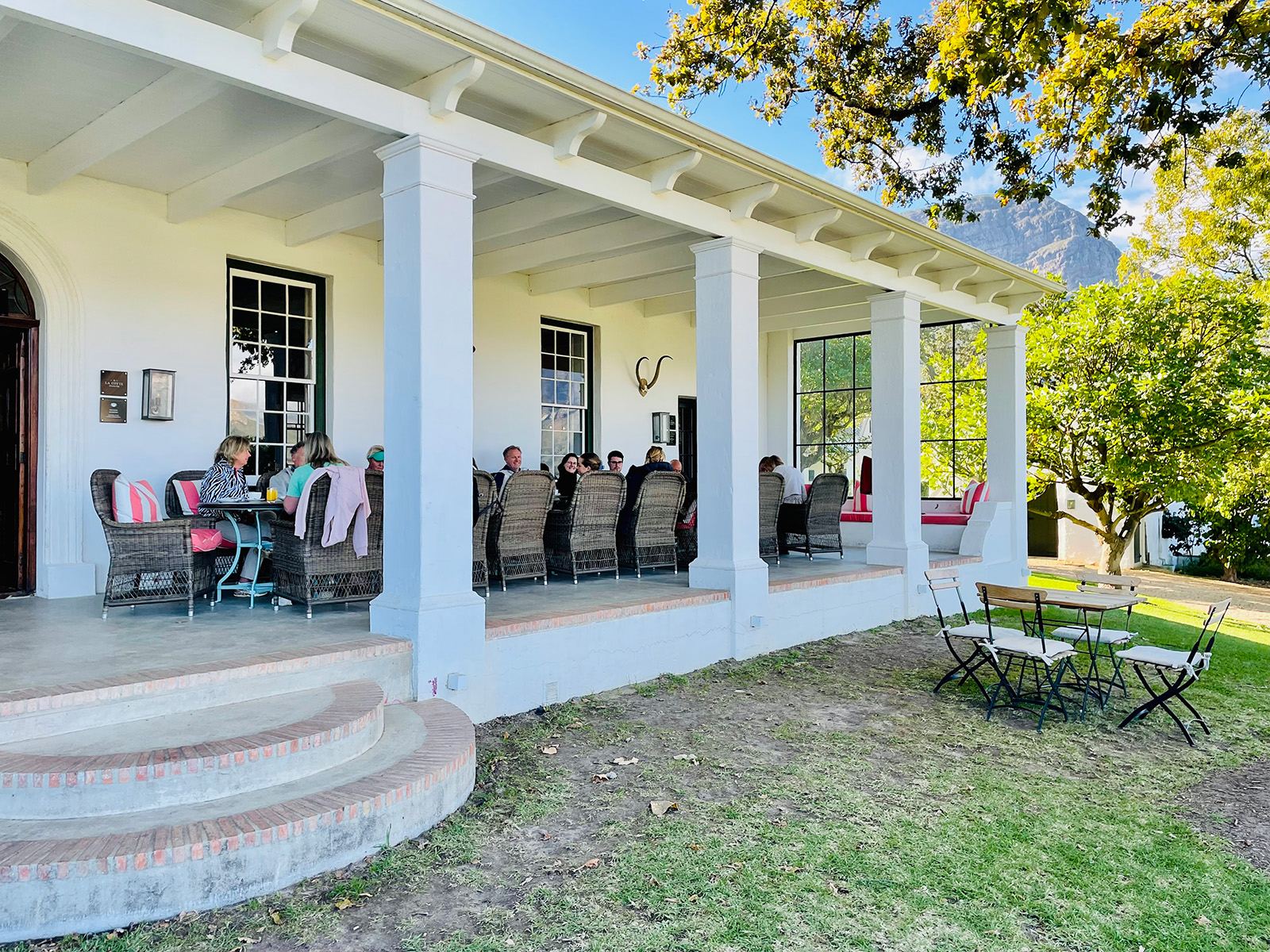 Ontbijten op de veranda van het restaurant van La Cotte Farm in Franschhoek