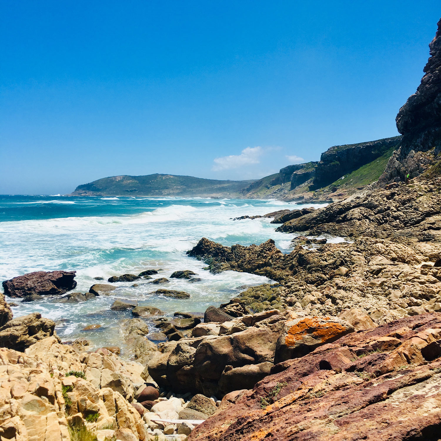 Een woeste zee met rotspartijen in Robberg Nature reserve