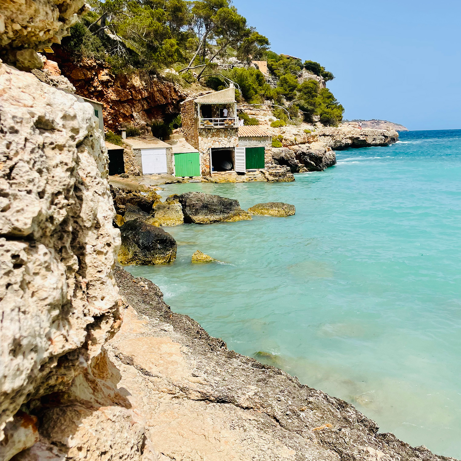 De baai van het strand Cala Llombards op Mallorca