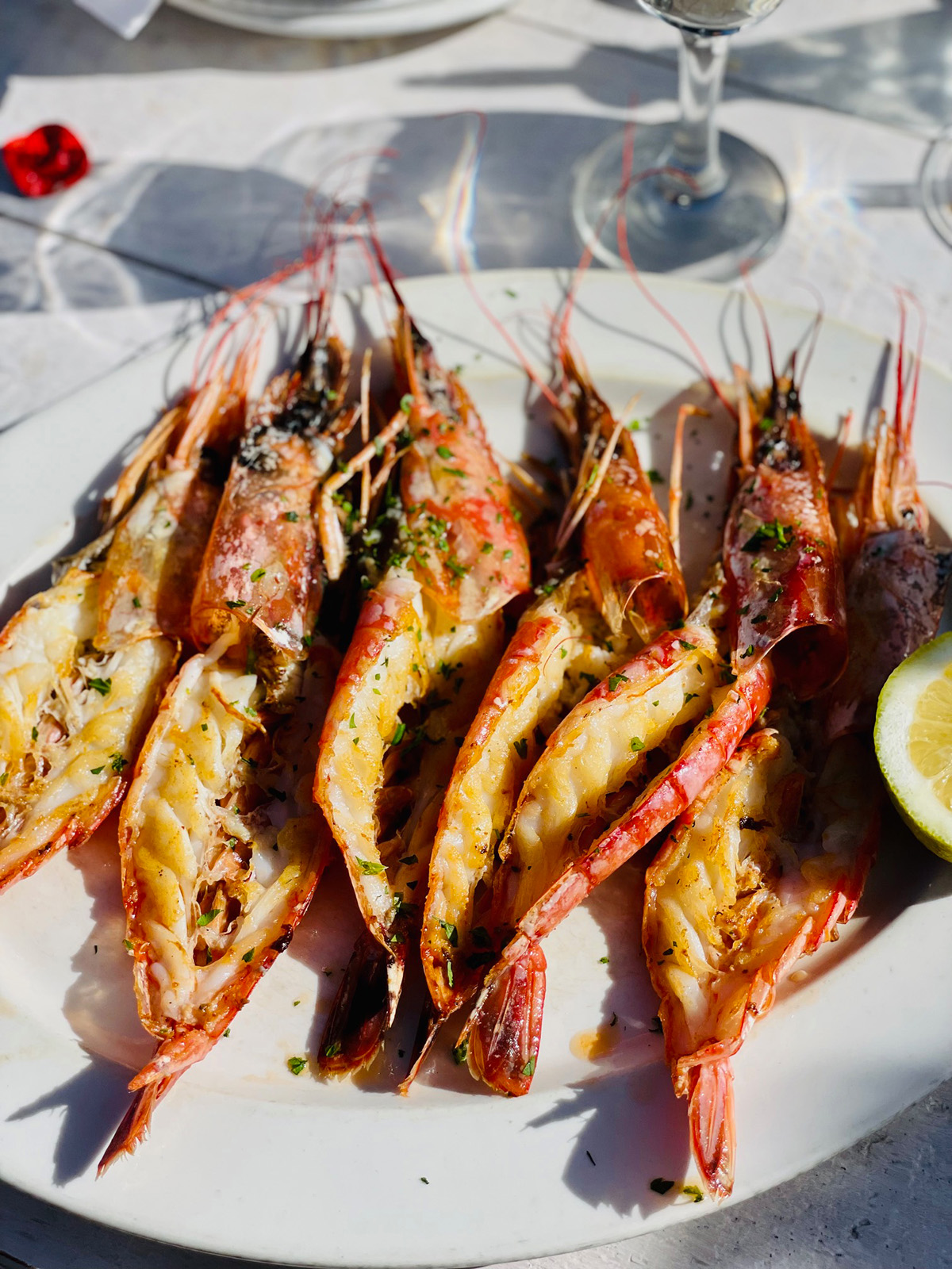 Een bord vol butterflied garnalen bij ristorante Enrico bij Keurboom