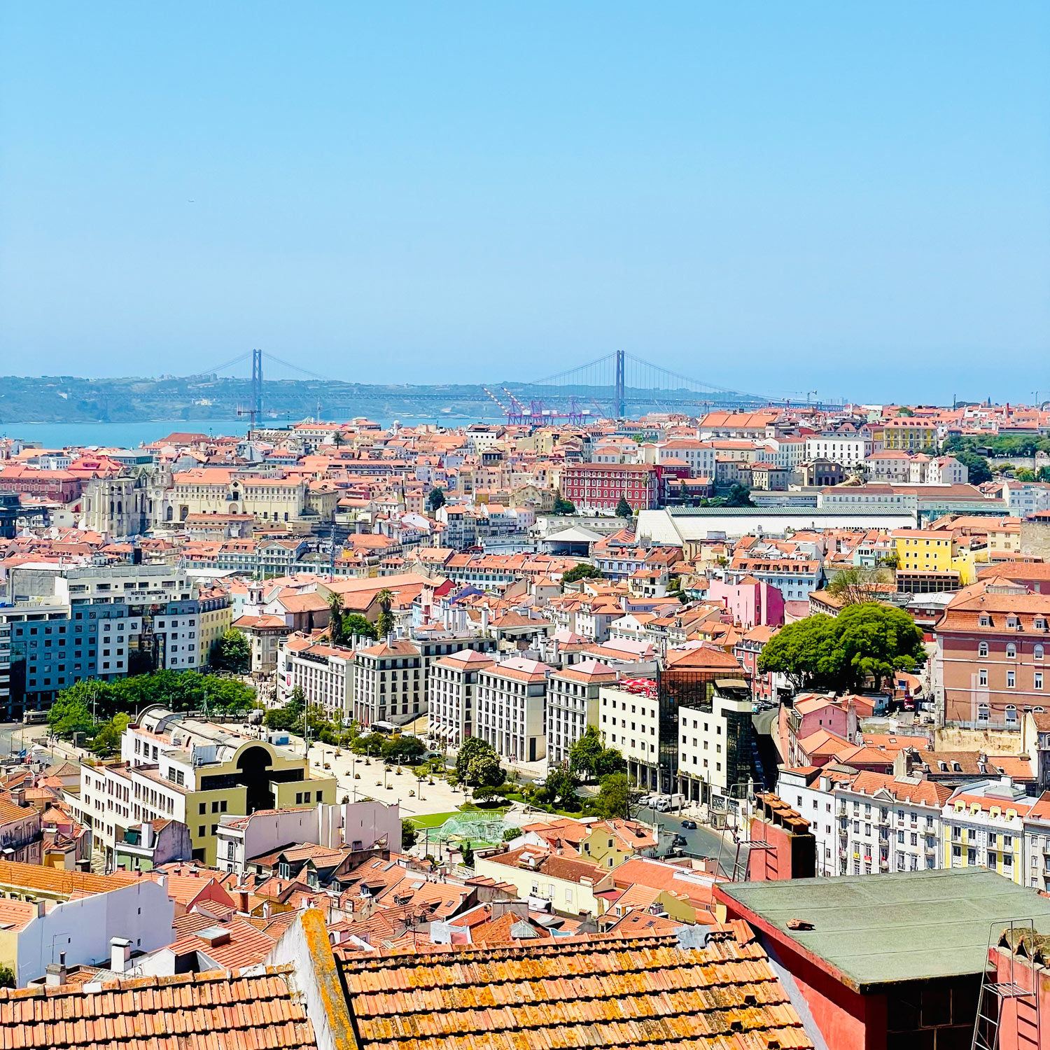 Uitzicht over de stad Lissabon met op de achtergrond Porte 25 de Abril de grote brug.