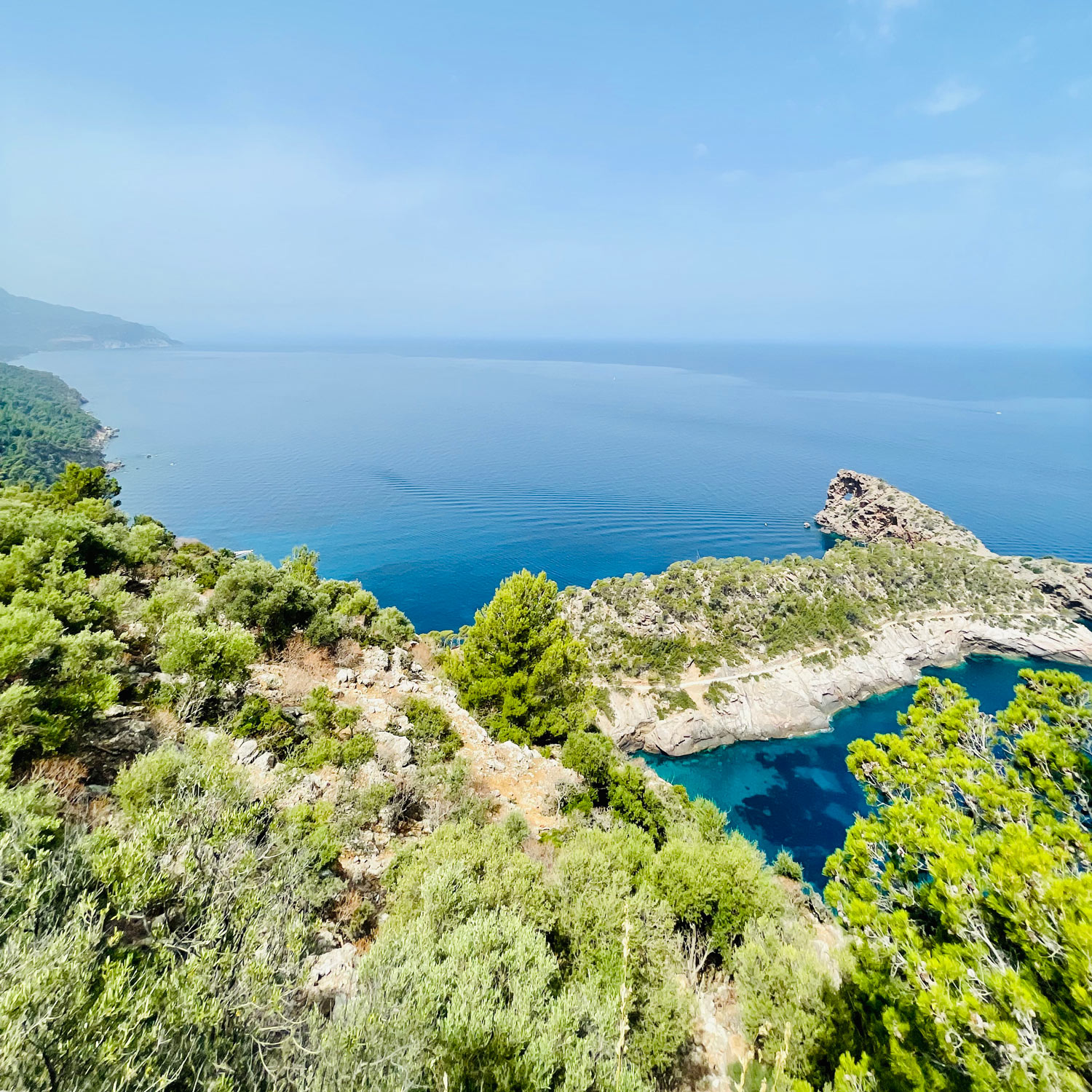 Vanaf een uitzichtpunt op een berg kijken over de blauwe middellandse zee op Mallorca