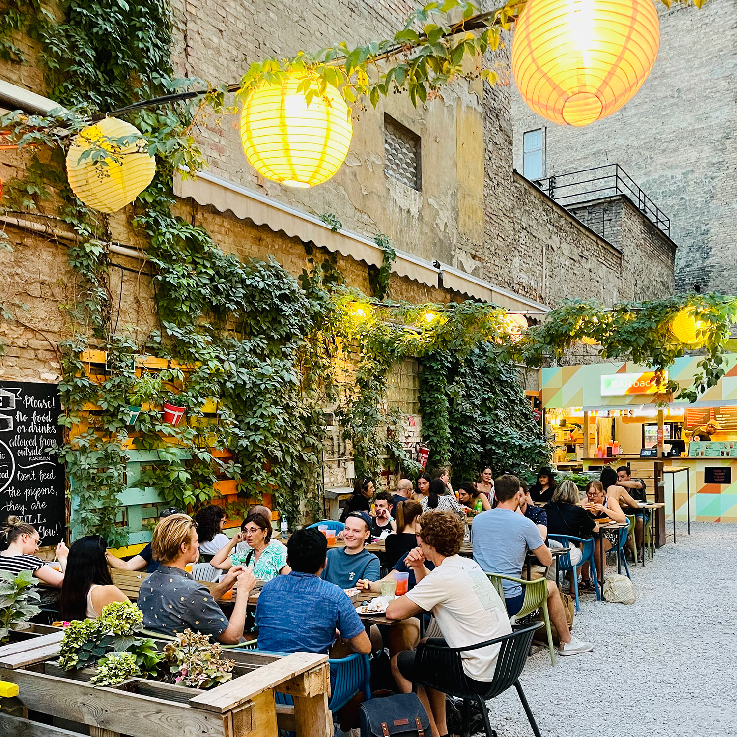 Lekker eten bij Karavan. De binnentuin van Karvan een plek in Boedapest voor streetfood