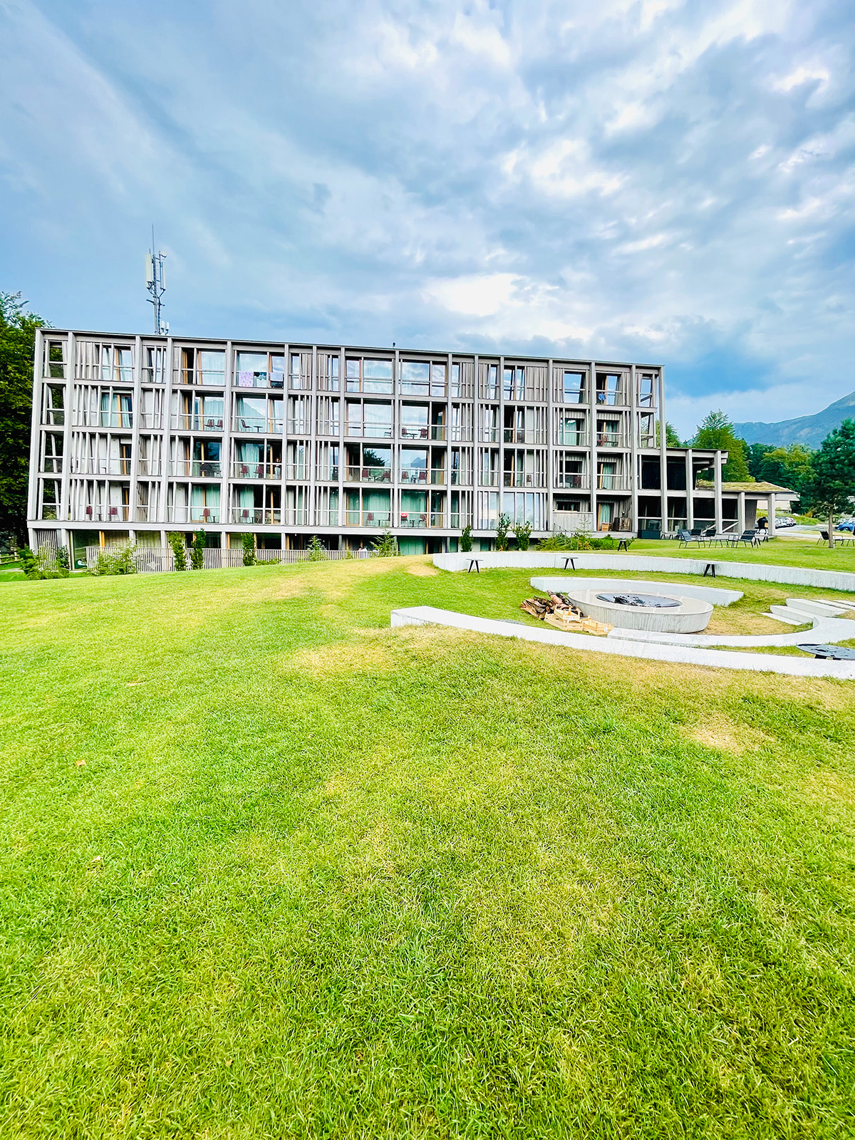 Het exterieur van hotel Bohinj aan het meer van Bohinj