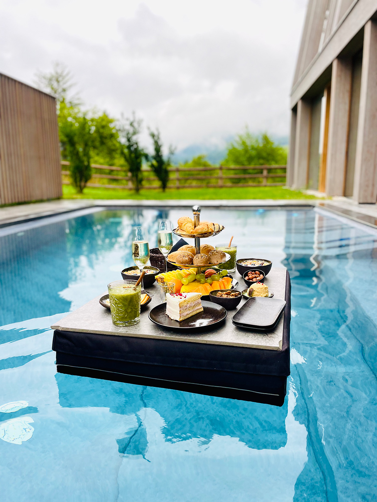 Floating breakfast in het zwembad van hotel Bohinj