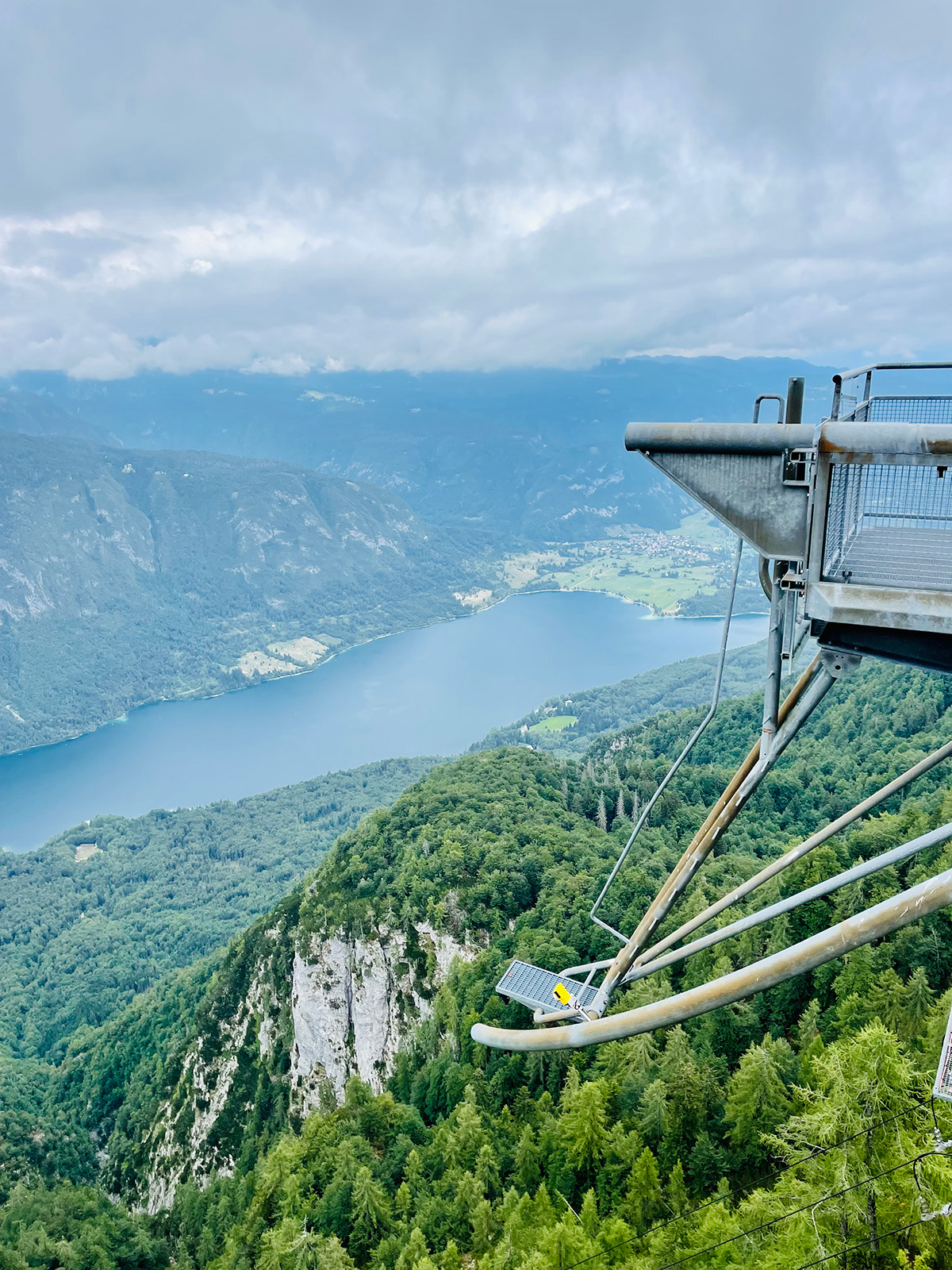 De vogel kabelbaan met uitzicht over het meer van Bohinj